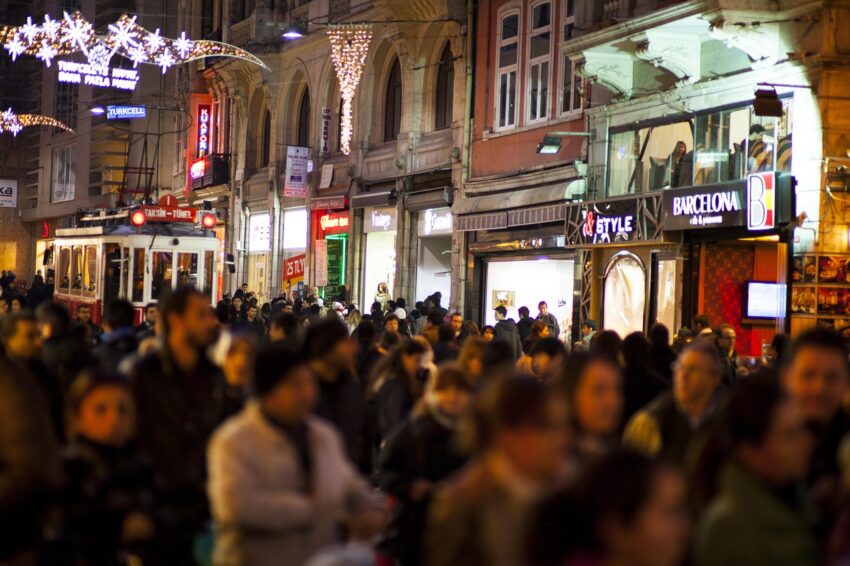 Vue animée de la rue Istiklal à Istanbul, reflétant la vitalité du tourisme en Turquie en 2024.