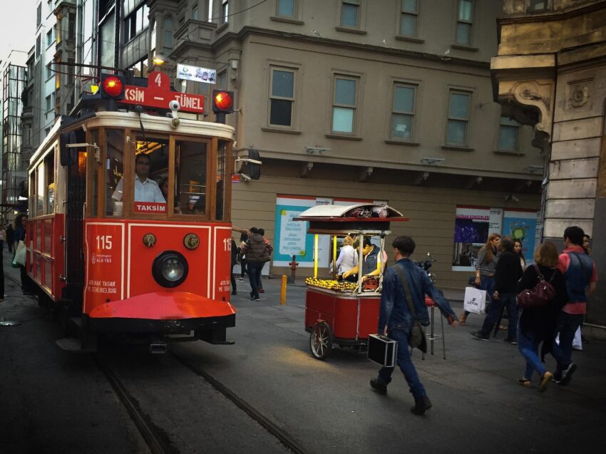 Tramway nostalgique de Beyoğlu, un moyen de transport emblématique à Istanbul.