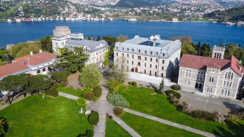 Vue de l’université de Boğaziçi à Istanbul, symbole de l’excellence académique en Turquie.