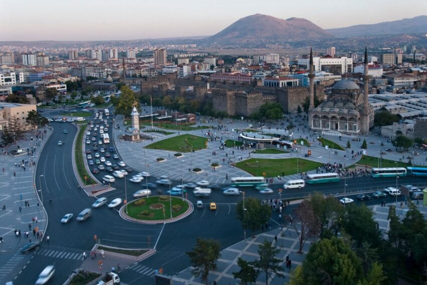 Place de la République à Kayseri montrant l'ancien fort et les environs historiques.